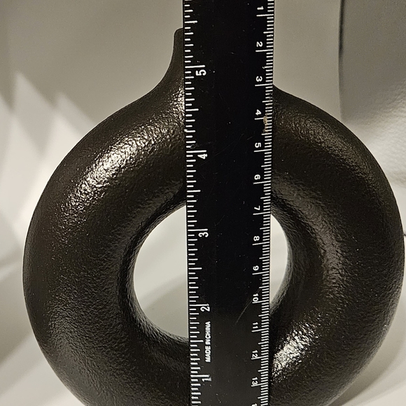 Black ceramic doughnut shaped flower/bud vase. 6" high, 5-1/2 wide. 🏷️ - Picture 8 of 8